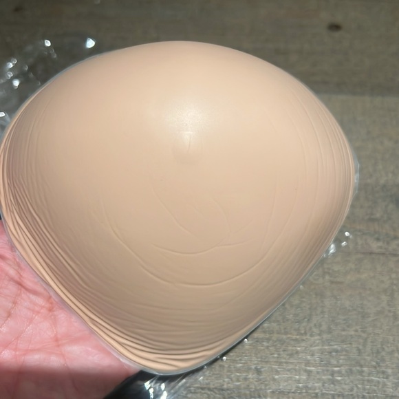Amoena® Natura Xtra Light Breast Form SZ 5 - Picture 5 of 6